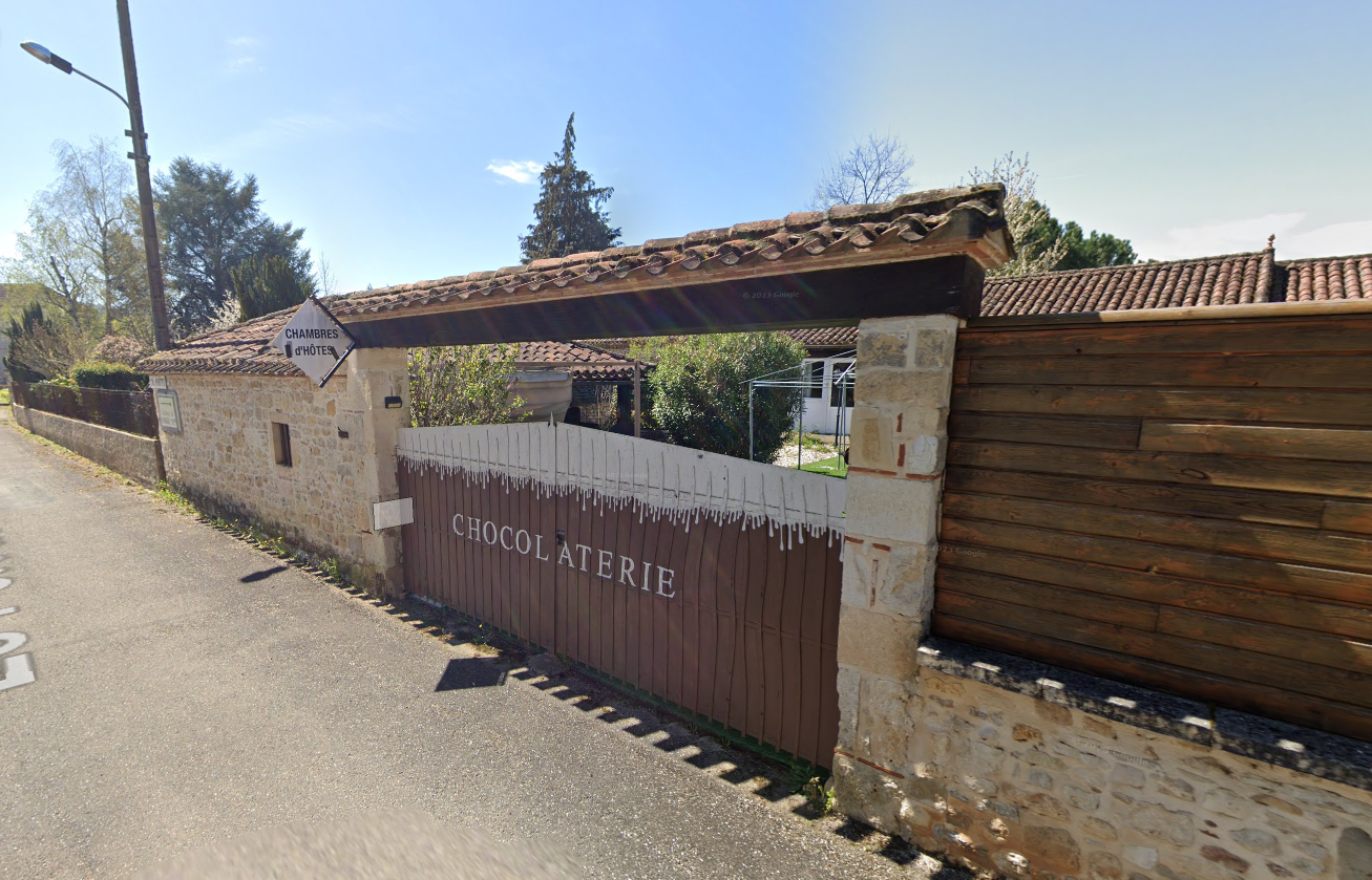 Vue extérieure du domaine Les Gîtes de la Chocolaterie à Vire-sur-Lot